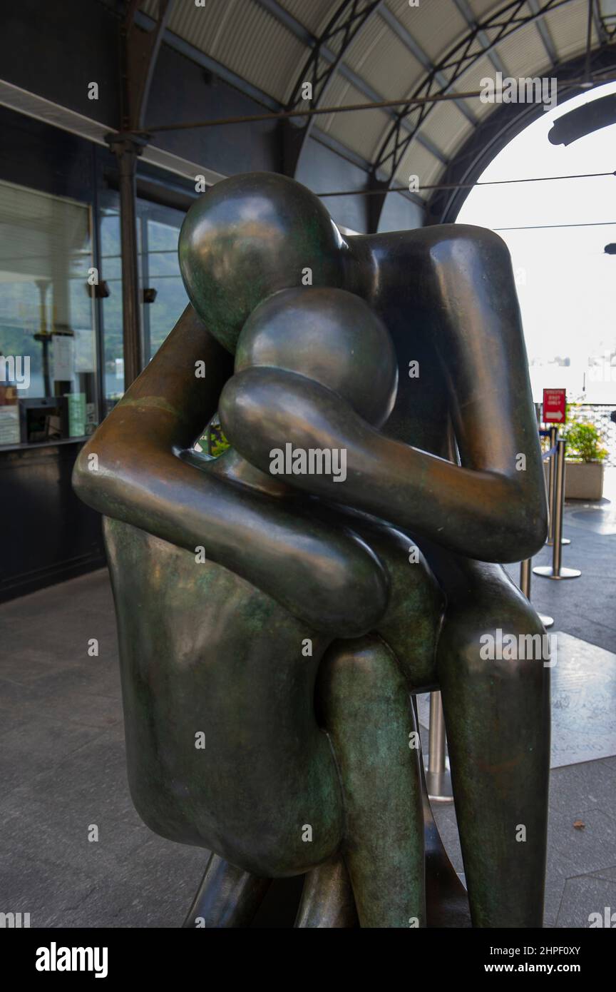 Italie, Lombardie, Lac de Côme, Bellagio, Lario, Statue de bronze de Giovanni Mason. Il Bacio le Kiss Banque D'Images