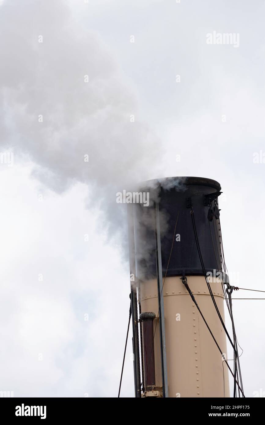 Faites de la vapeur dans l'entonnoir du remorqueur historique Waratah datant de 1902 tout en naviguant dans le port de Sydney en Australie Banque D'Images