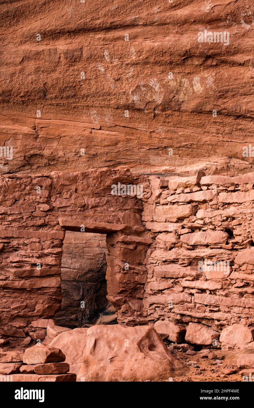 La ruine de nombreuses mains est une petite maison ancestrale Puebloan de 1000 ans dans la vallée du mystère, dans le parc tribal de la vallée du Monument Navajo, dans le NAT de Navajo Banque D'Images