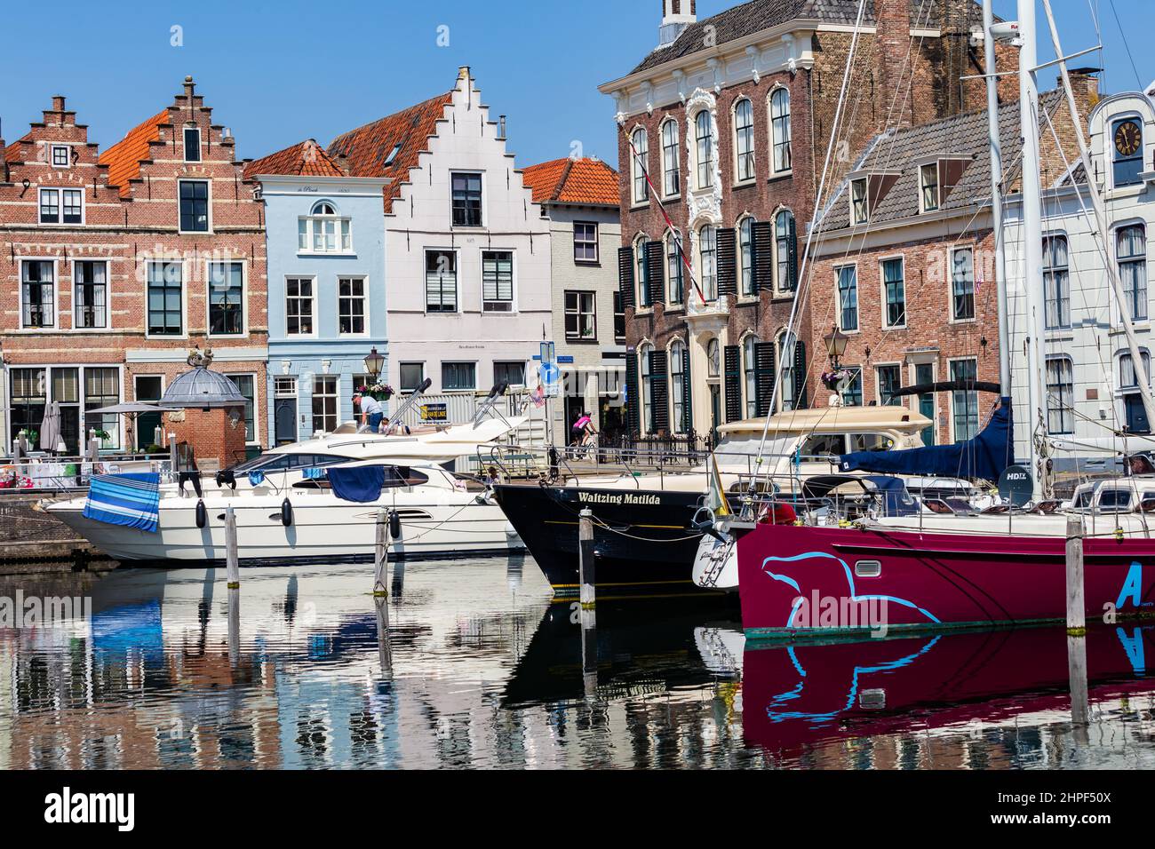 Port de la ville avec des voiliers colorés dans l'ancien centre de Goes en Zélande, aux pays-Bas Banque D'Images