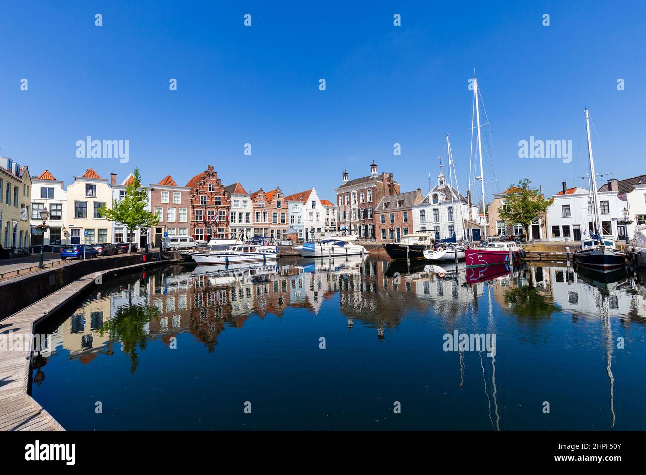 Port de la ville avec des voiliers colorés dans l'ancien centre de Goes en Zélande, aux pays-Bas Banque D'Images