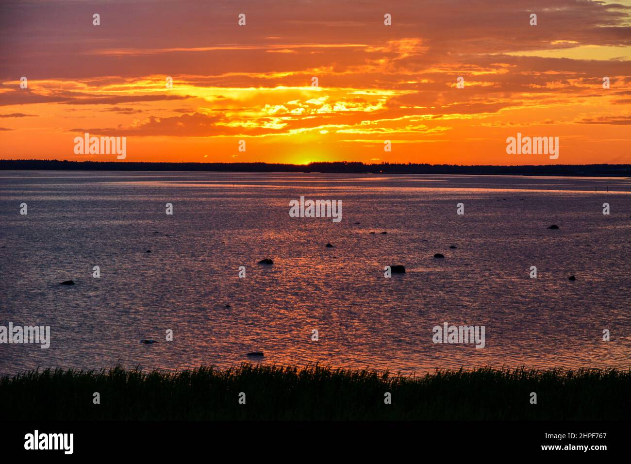 Soleil de minuit au solstice d'été à Oulu, fin Banque D'Images