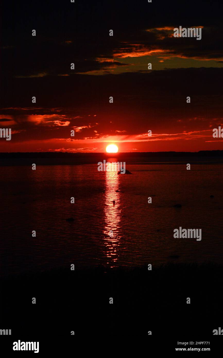 Soleil de minuit rouge au solstice d'été à Oulu, fin Banque D'Images