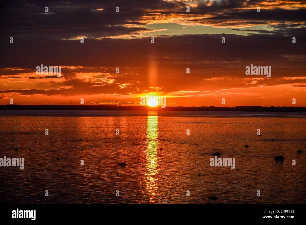 Soleil de minuit au solstice d'été à Oulu, fin Banque D'Images