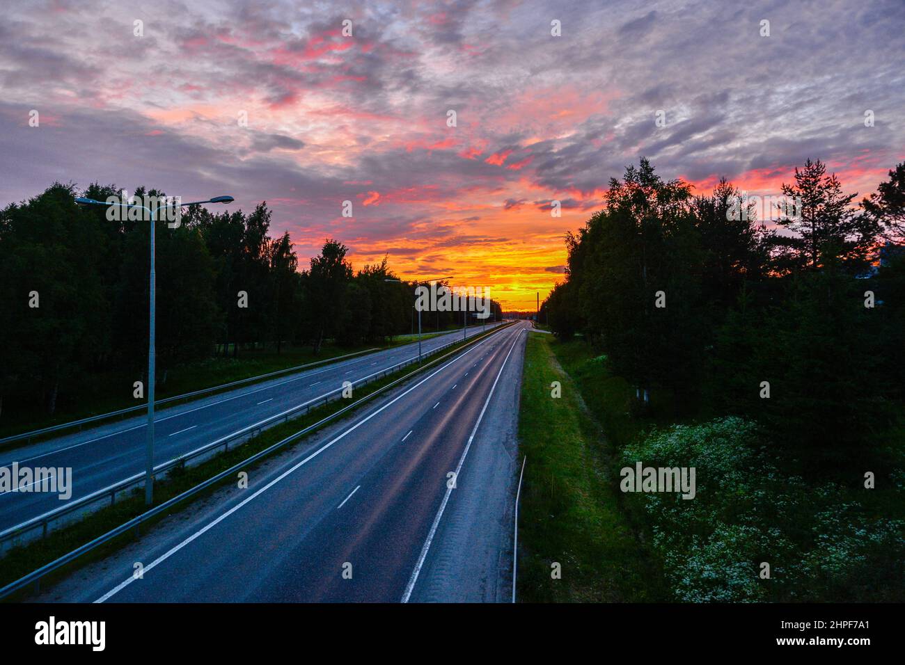 Soleil de minuit au solstice d'été à Oulu, fin Banque D'Images