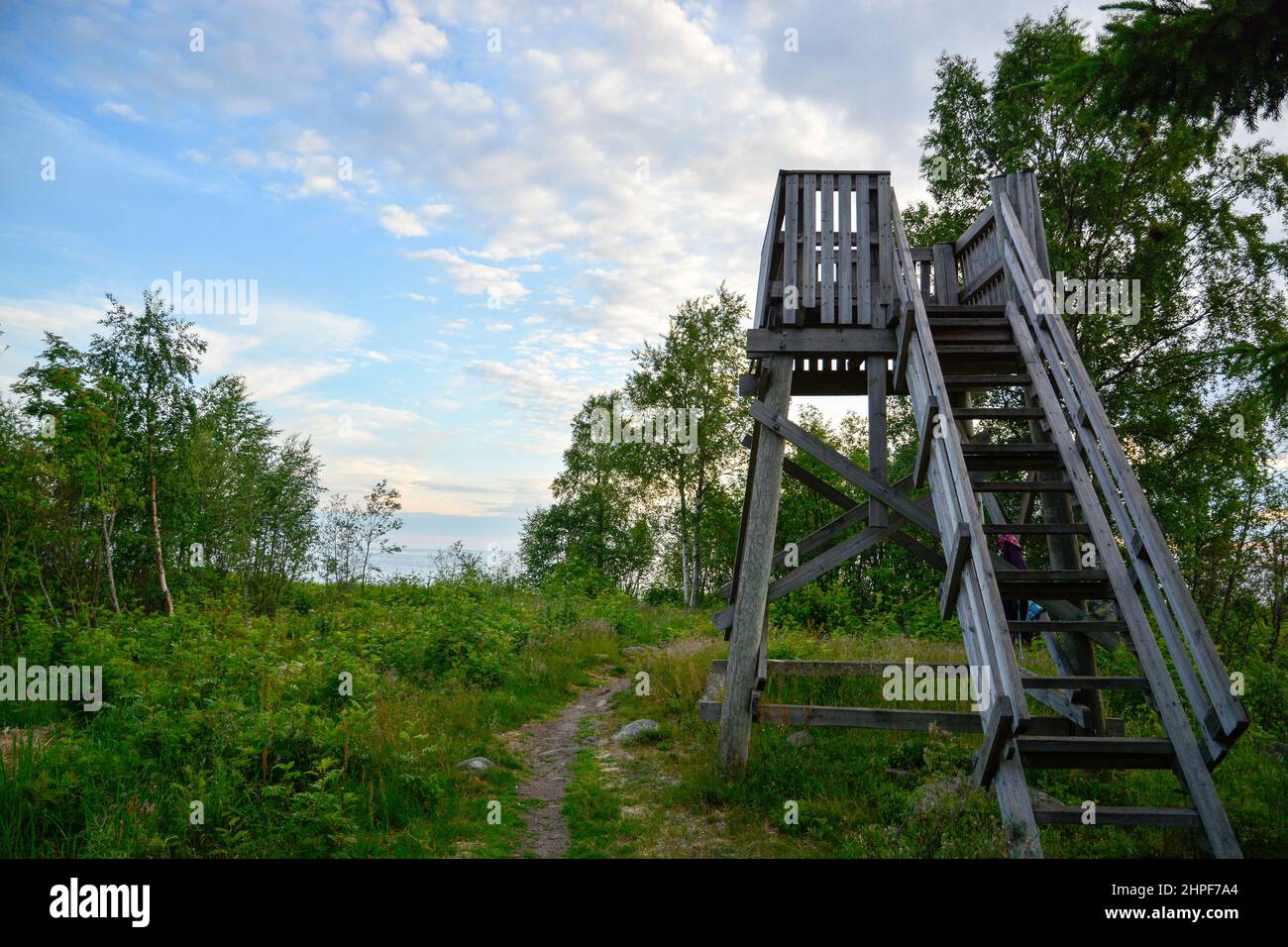 Paysage finlandais avec tour de montre pendant le solstice d'été Banque D'Images
