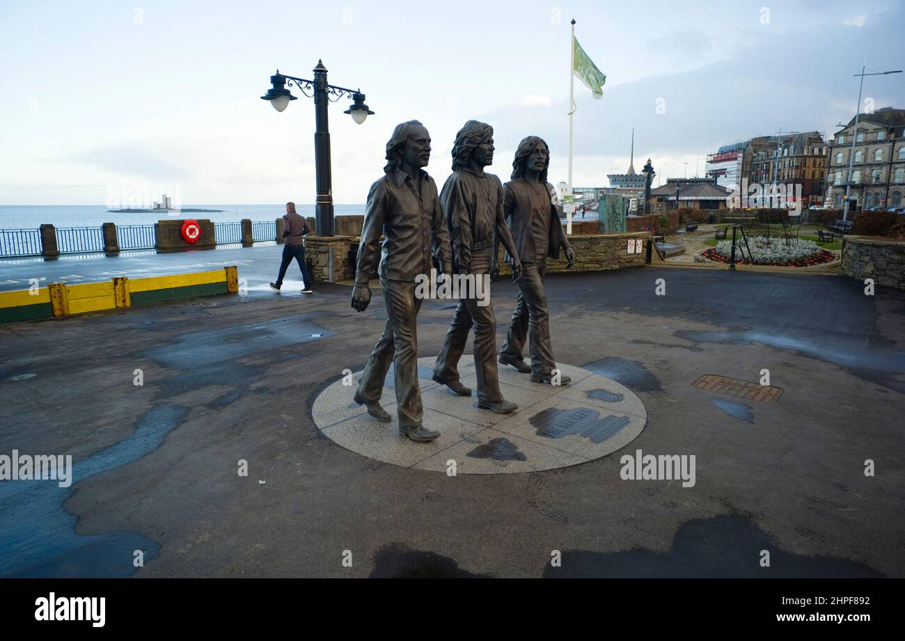Statue des Bee Gees sur la promenade Douglas, île de Man où certains d'entre eux sont nés Banque D'Images