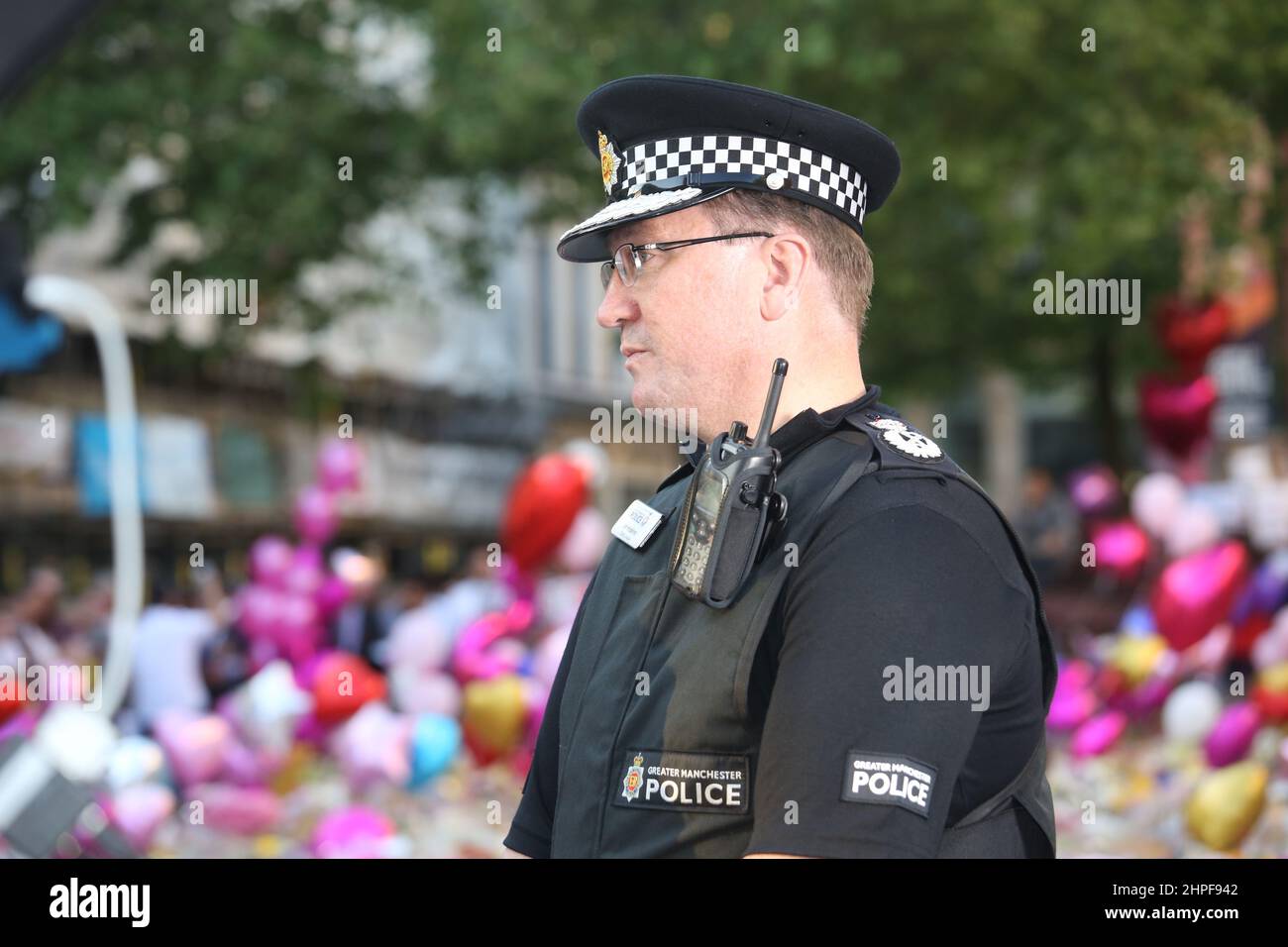 Manchester, Royaume-Uni. Le chef de la police Ian Hopkins sur les lieux d'un énorme hommage floral aux victimes de l'attentat de Manchester en 2017 Banque D'Images