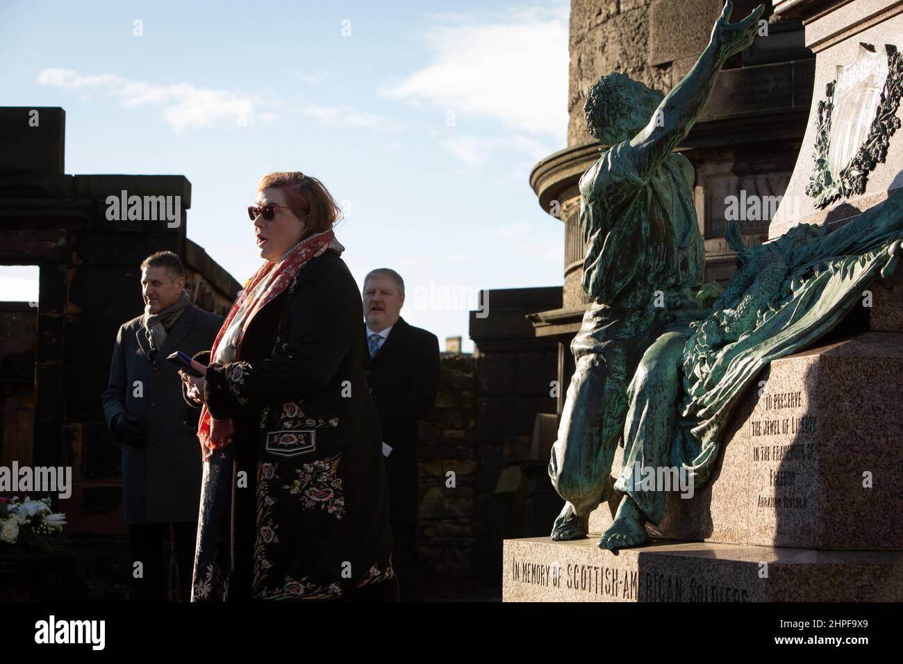 Édimbourg, Royaume-Uni, 21st février 2022. Le jour 2022 de PresidentsÕ (21st février), des couronnes ont été posées au pied de la statue d'Abraham Lincoln récemment restaurée et du mémorial de guerre du cimetière du Vieux-Calton. La nouvelle tradition annuelle a été lancée par la White House Historical Association, une organisation non partisane à but non lucratif vouée à préserver, protéger et donner accès à l'histoire de la Maison Blanche. À Édimbourg, Écosse, le 21 février 2022. Crédit photo : Jeremy Sutton-Hibbert/Alay Live News. Le consul général des États-Unis Jack Hillmeyer a déposé une couronne au nom de l'association et du G des États-Unis Banque D'Images