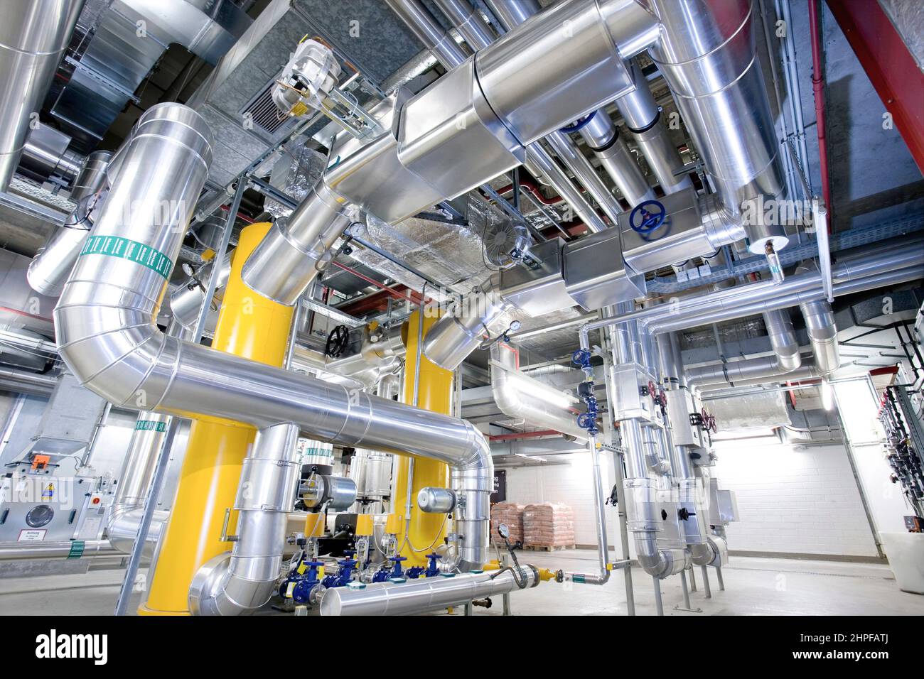 air conditionné des tuyaux et des vannes avec échangeur de chaleur dans les installations industrielles Banque D'Images