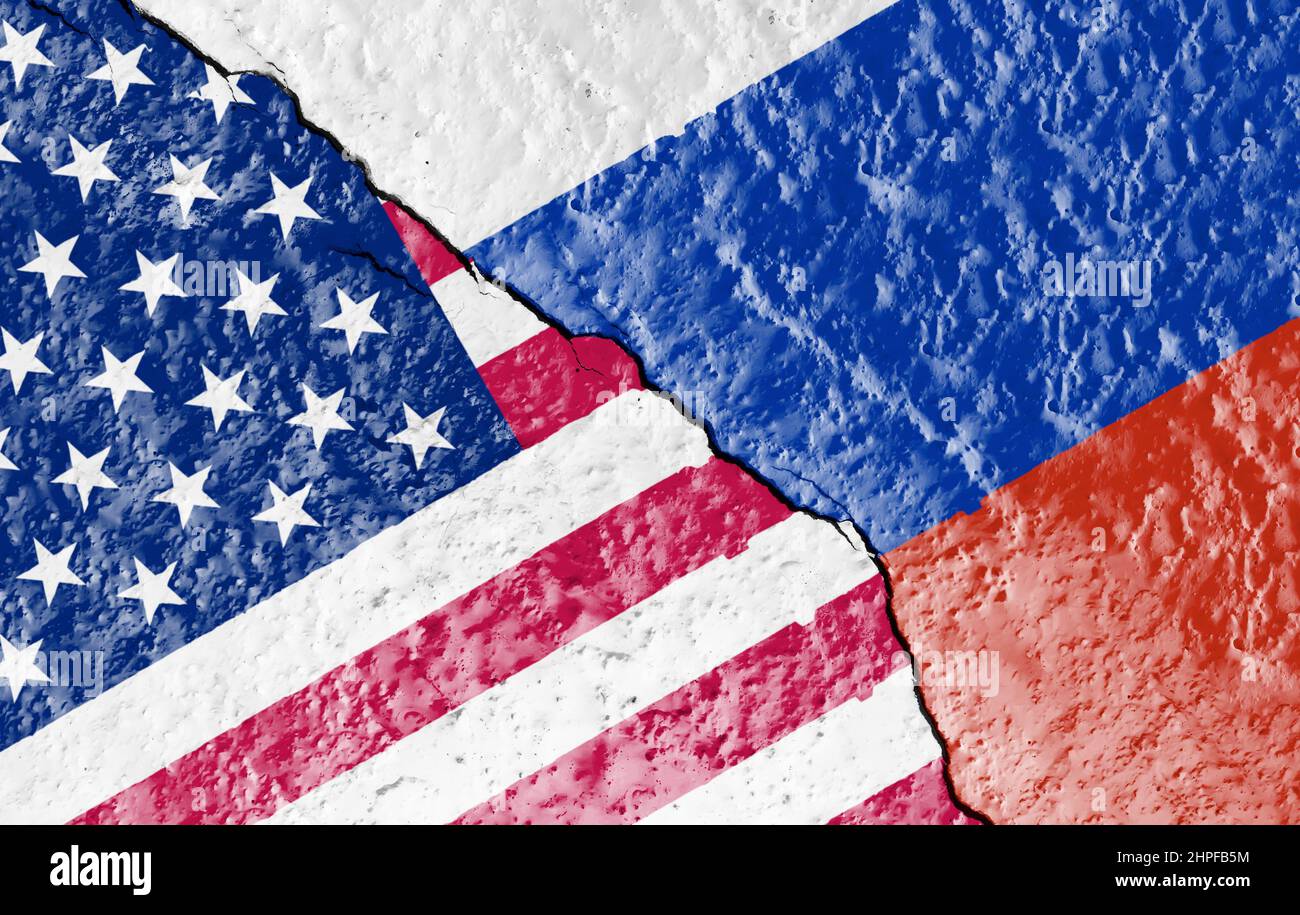 Les drapeaux des États-Unis et de la Russie peint sur un mur en ruines et divisé par une fissure diagonale. Relations diplomatiques internationales. Banque D'Images