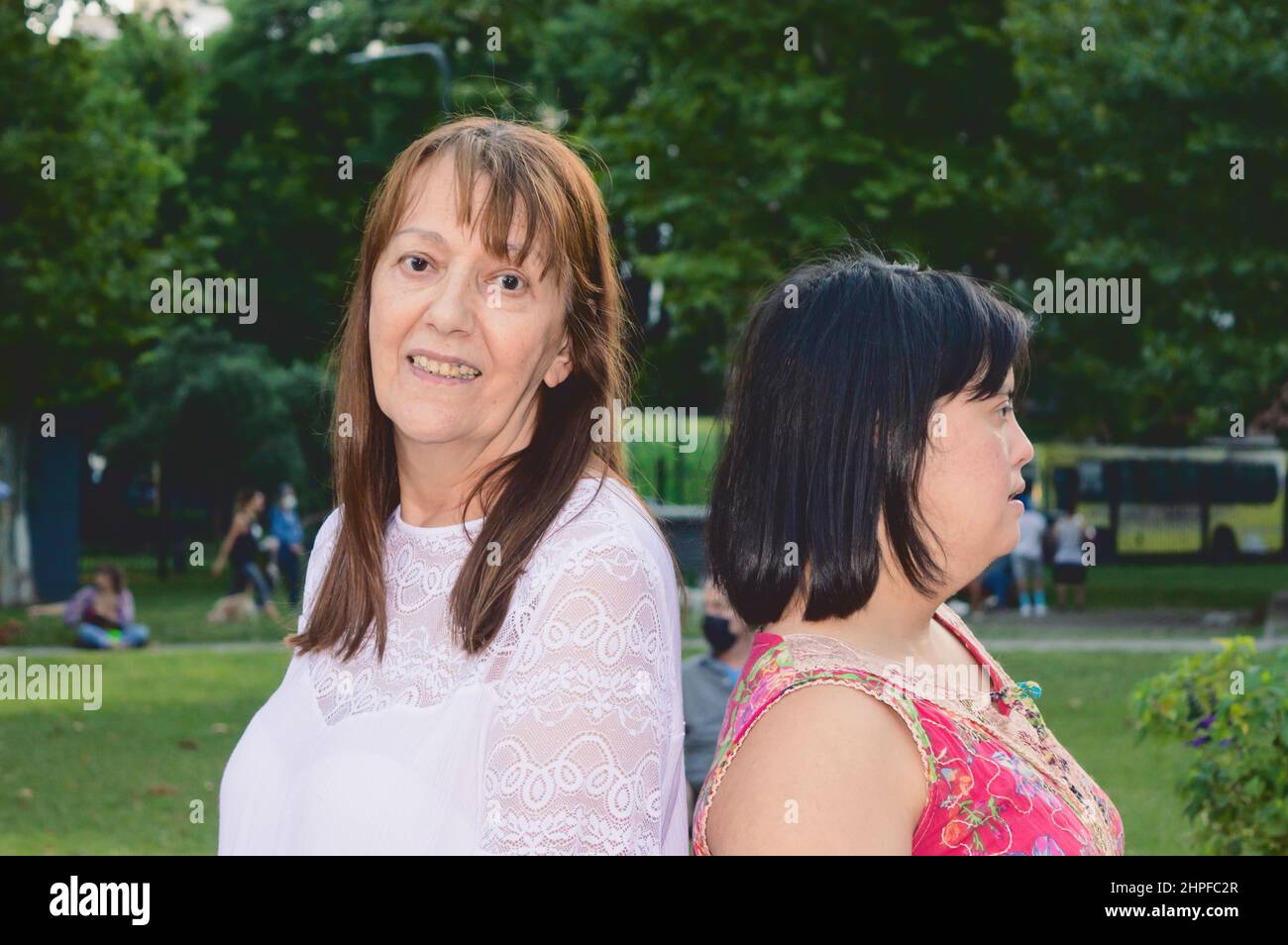Deux femmes adultes de Latina caucasienne ensemble dans une plaza regardant dans des directions différentes. Concept de style de vie. Banque D'Images