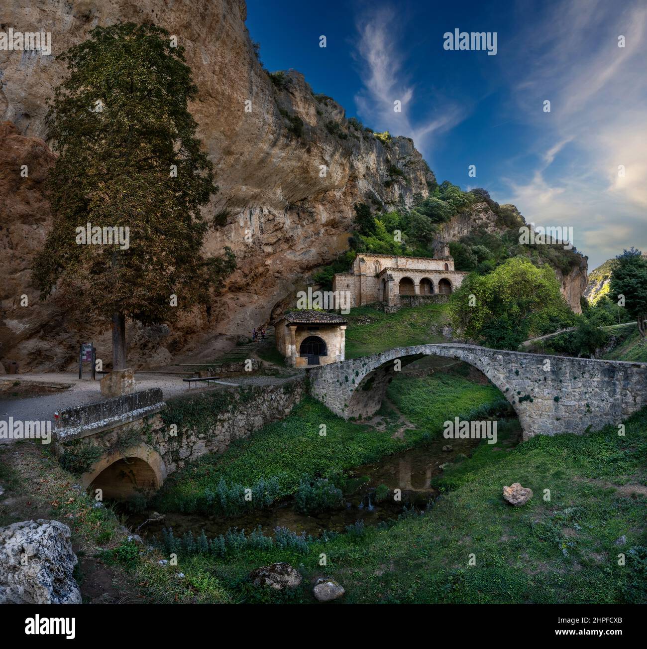 L'ermitage Santa Maria de la Hoz et le pont romain dans le village de Tobera. Burgos. Espagne Banque D'Images