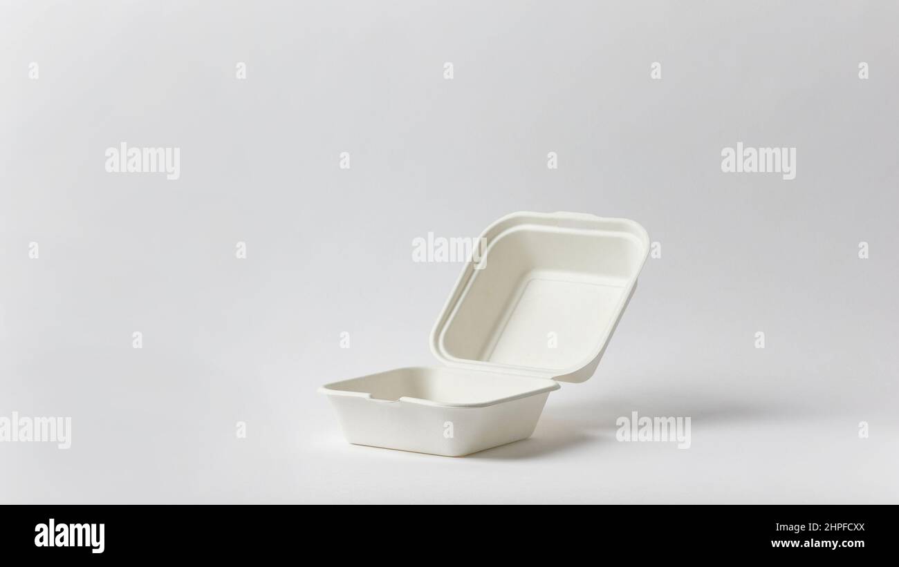 vider la boîte à nourriture en papier blanc propre et ouverte sur fond blanc Banque D'Images vider la boîte à nourriture en papier blanc propre et ouverte sur fond blanc Banque D'Images