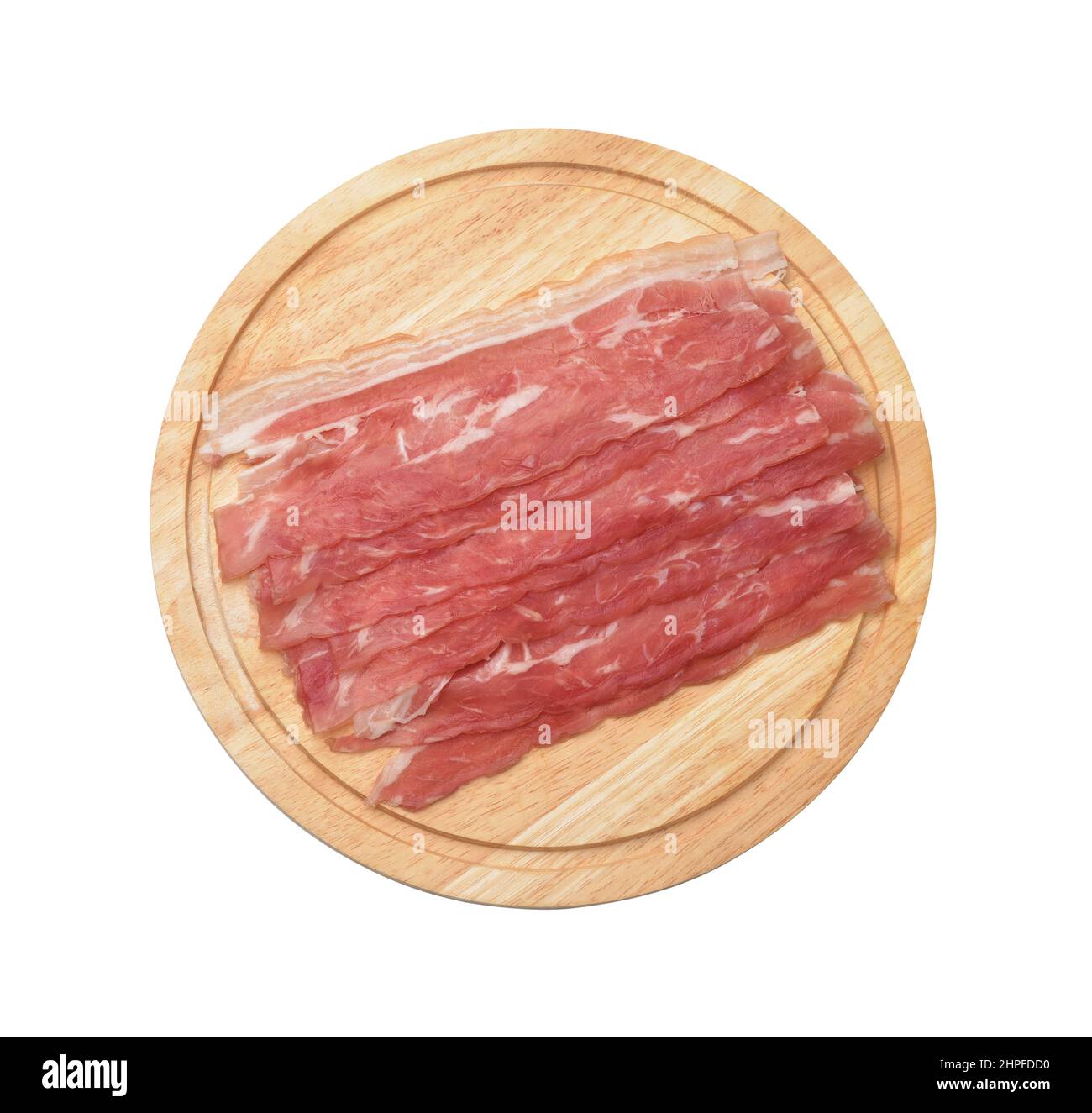 Vue de dessus des tranches de bacon sur une planche à découper ronde en bois isolée sur du blanc Banque D'Images