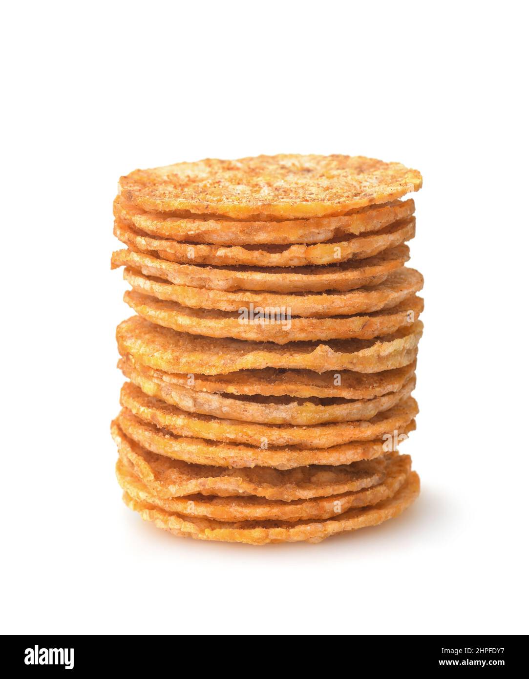 Pile de chips de paprika de maïs biologique isolée sur blanc Banque D'Images