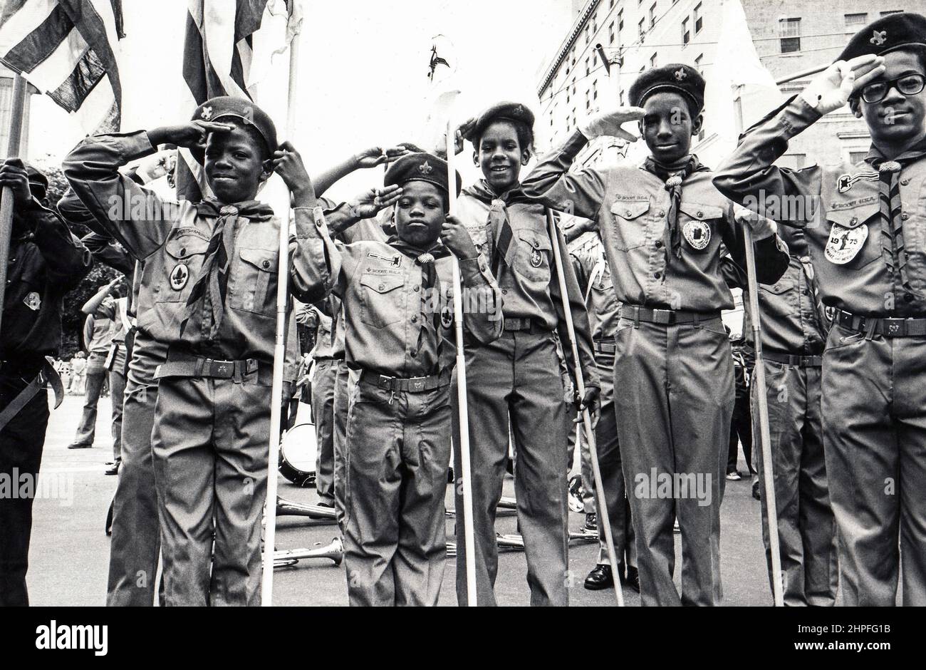 Les scouts en uniforme saluent et sourient. Lors d'une parade de la journée des anciens combattants à Manhattan, New York vers 1976. Banque D'Images