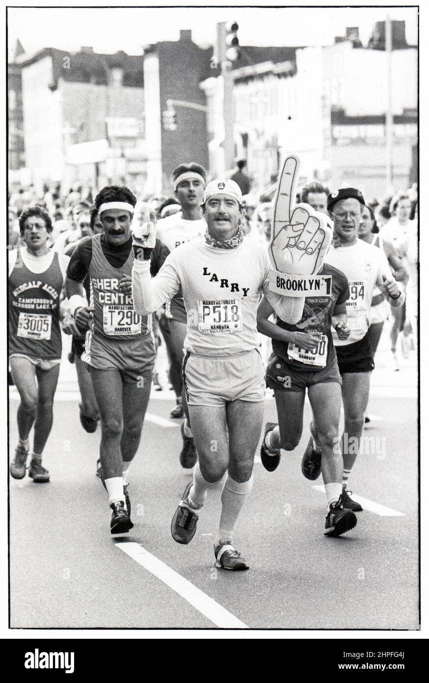 Une photo amusante du marathon de New York en 1982. C'est Larry de Brooklyn qui a un panneau #1 au début de la course. Sur 4th Avenue à Brooklyn, à environ 5 km. Banque D'Images