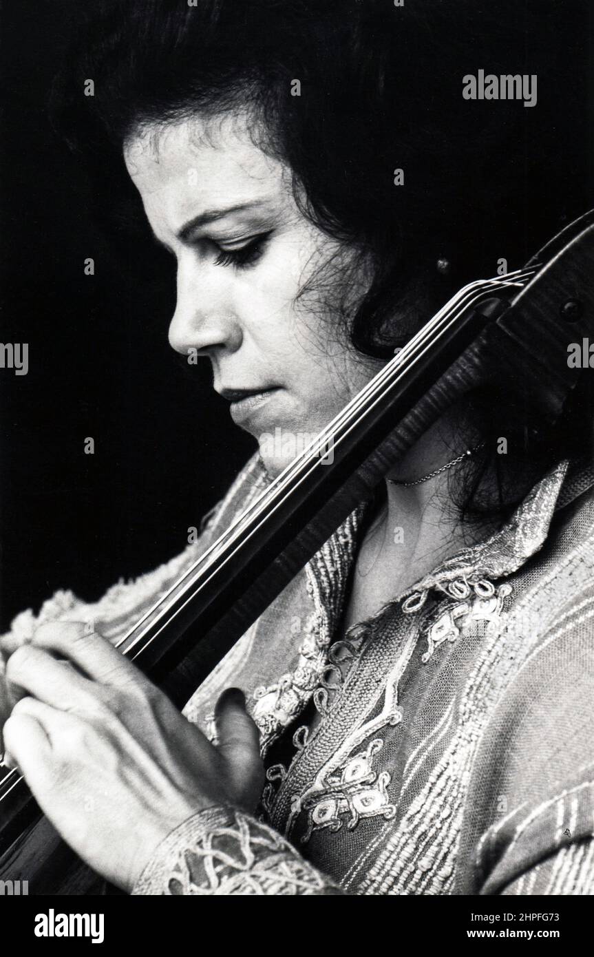 Portrait de la célèbre violoncelliste Christine Walevska, qui est la plus connue pour ses nombreux enregistrements avec Philips Records. Appelée la déesse du Cello, elle est devenue la première musicienne de concert à se produire à Cuba sous le régime de Castro. C'est un portrait de fin 1970s de son jeu dans son appartement de Manhattan. Banque D'Images Portrait de la célèbre violoncelliste Christine Walevska, qui est la plus connue pour ses nombreux enregistrements avec Philips Records. Appelée la déesse du Cello, elle est devenue la première musicienne de concert à se produire à Cuba sous le régime de Castro. C'est un portrait de fin 1970s de son jeu dans son appartement de Manhattan. Banque D'Images
