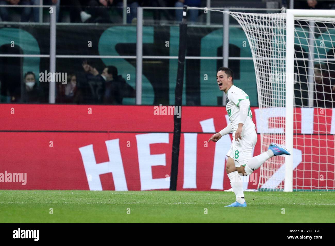 Milan, Italie. Le 20 février 2022, Giacomo Raspadori de nous Sassuolo célèbre après avoir inscrit le premier but de son équipe lors du match de la série A entre le FC Internazionale et nous Sassuolo au Stadio Giuseppe Meazza le 20 février 2022 à Milan, en Italie. Banque D'Images