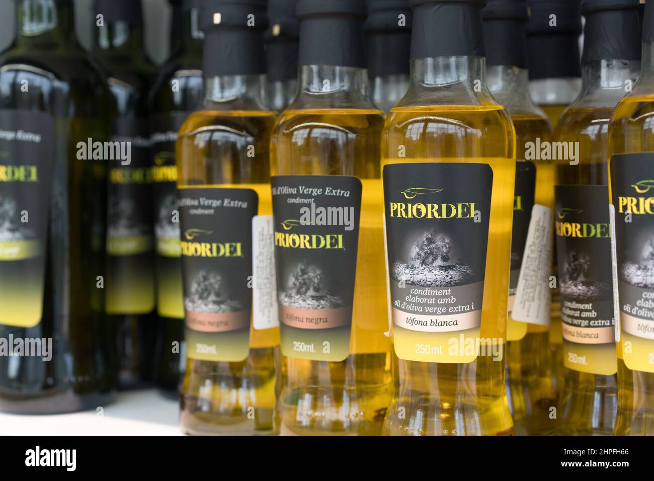 Lviv, Ukraine - 20 février 2022 : gamme de bouteilles à l'authentique marque espagnole d'huile d'olive extra vierge Priordei au supermarché, Original traditio Banque D'Images
