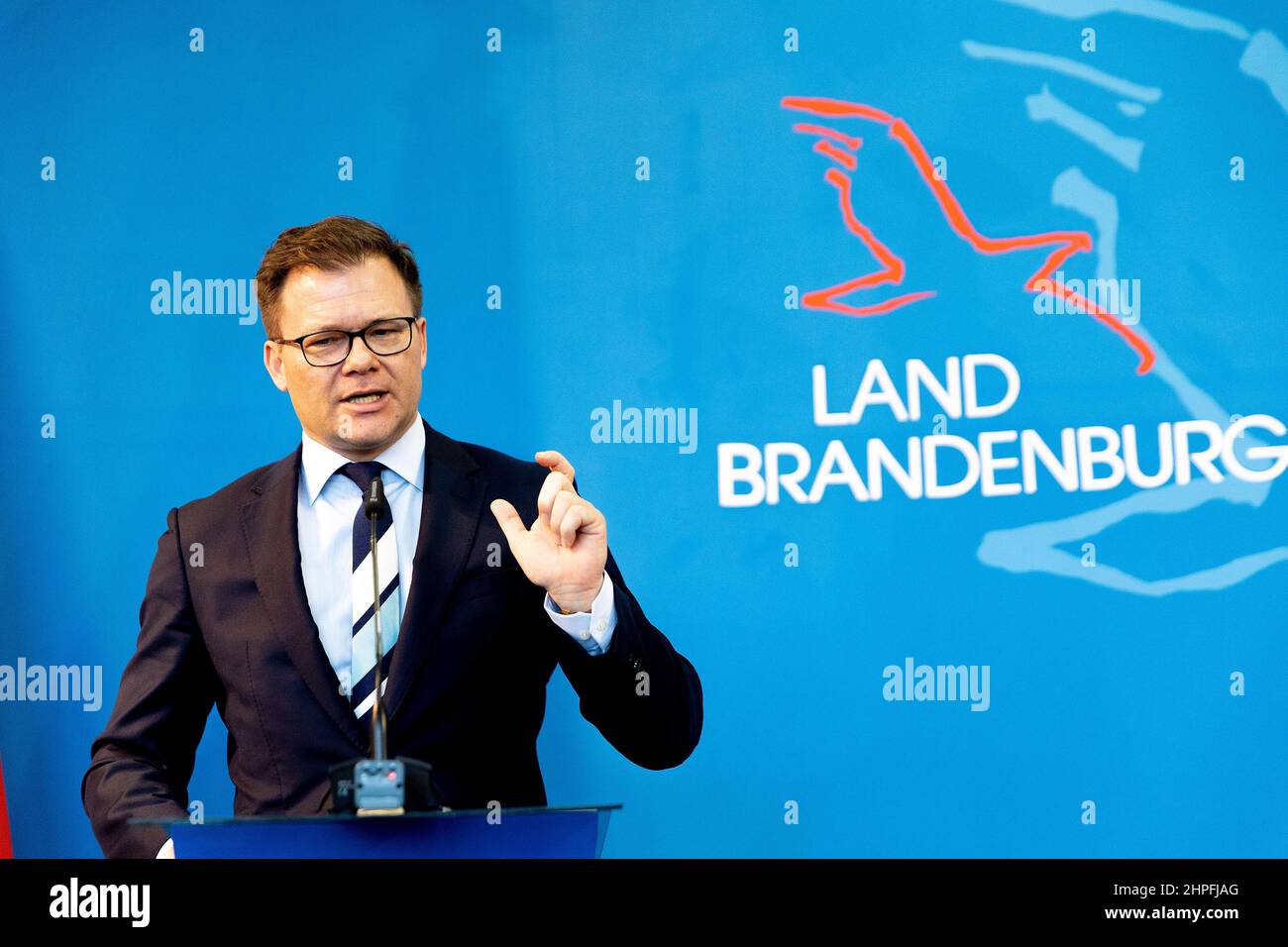 Potsdam, Allemagne. 21st févr. 2022. Carsten Schneider (SPD), ministre d'État à la chancelière et commissaire du gouvernement fédéral pour l'Allemagne de l'est, prend la parole lors d'une conférence de presse commune après avoir rencontré Woidke, ministre-président du Brandebourg. Credit: Carsten Koall/dpa/Alay Live News Banque D'Images