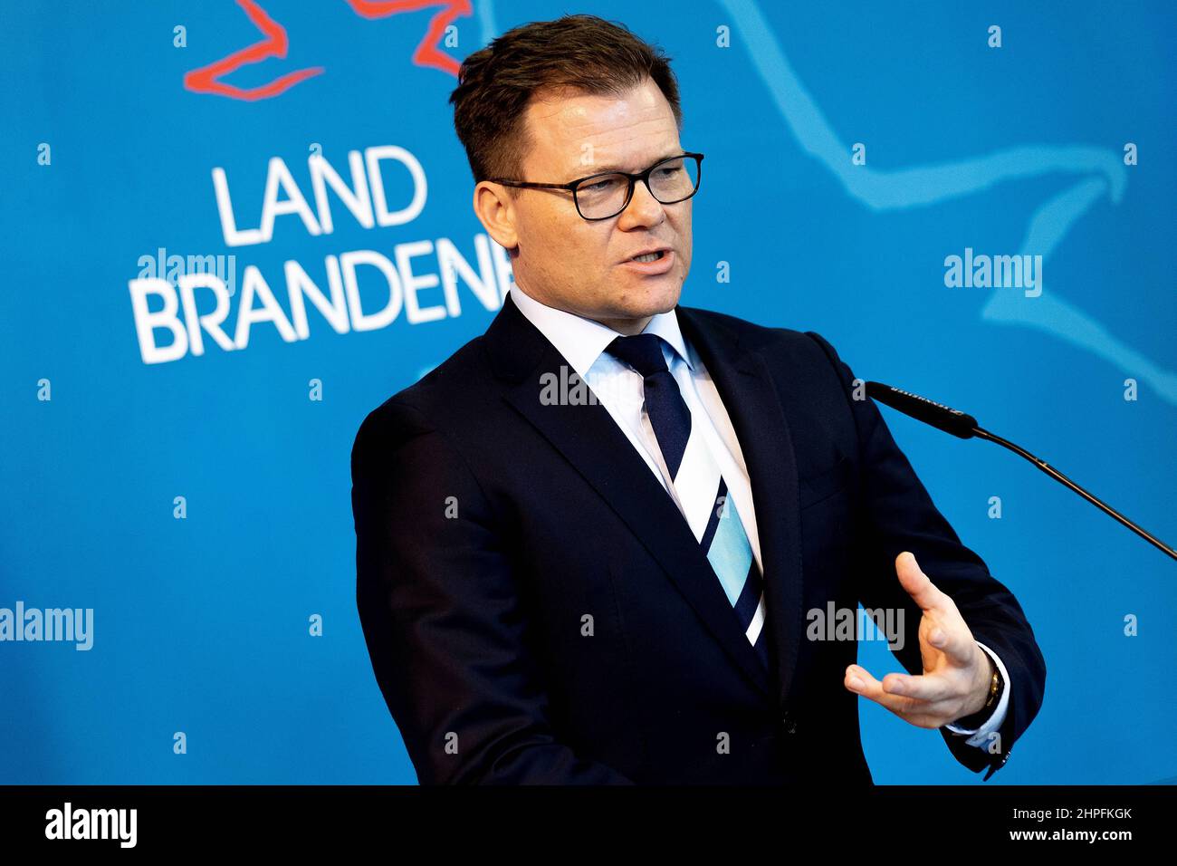 Potsdam, Allemagne. 21st févr. 2022. Carsten Schneider (SPD), ministre d'État à la chancelière et commissaire du gouvernement fédéral pour l'Allemagne de l'est, prend la parole lors d'une conférence de presse commune après avoir rencontré Woidke, ministre-président du Brandebourg. Credit: Carsten Koall/dpa/Alay Live News Banque D'Images