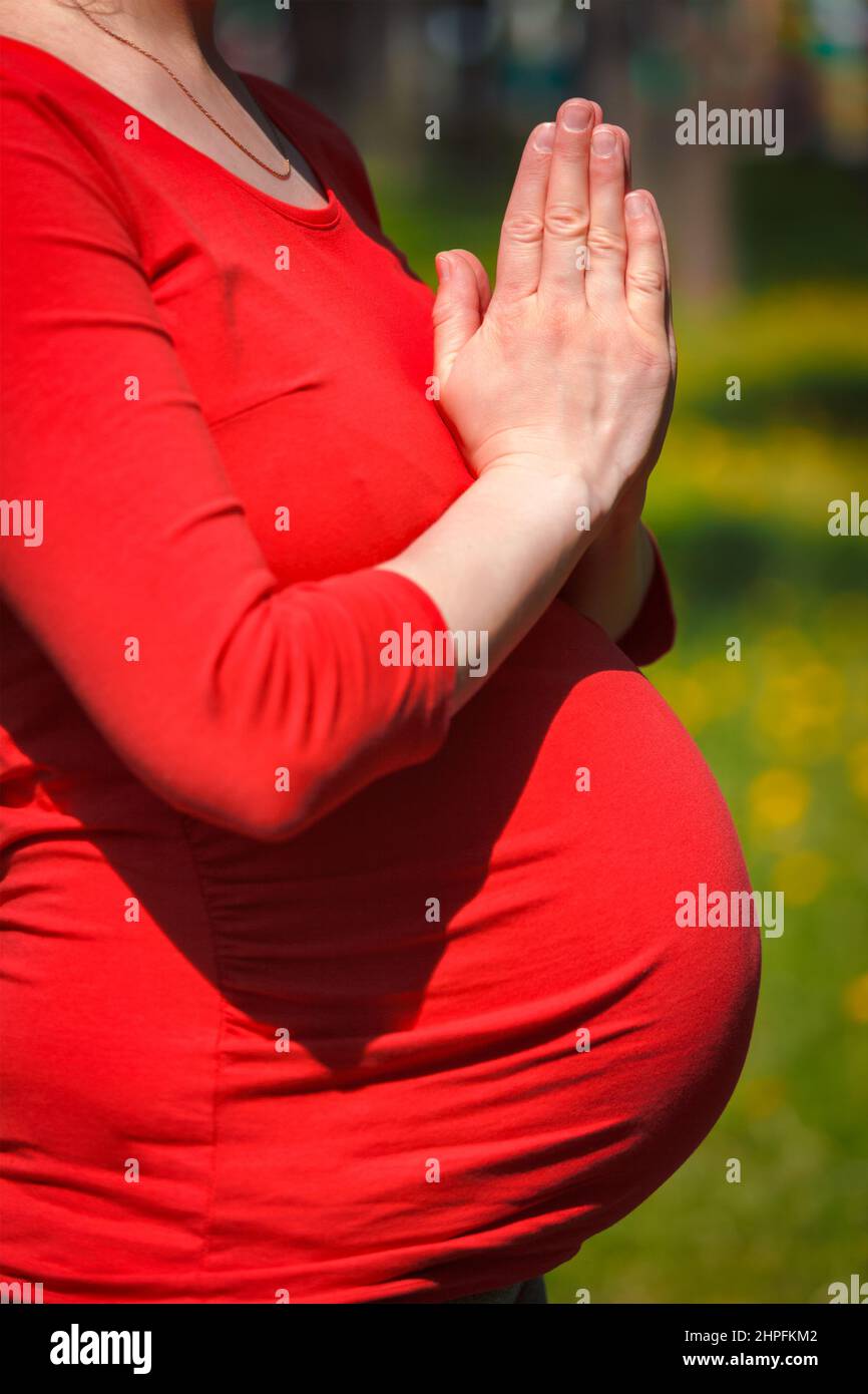 Femme enceinte faisant asana Tadasana Mountain pose à l'extérieur Banque D'Images