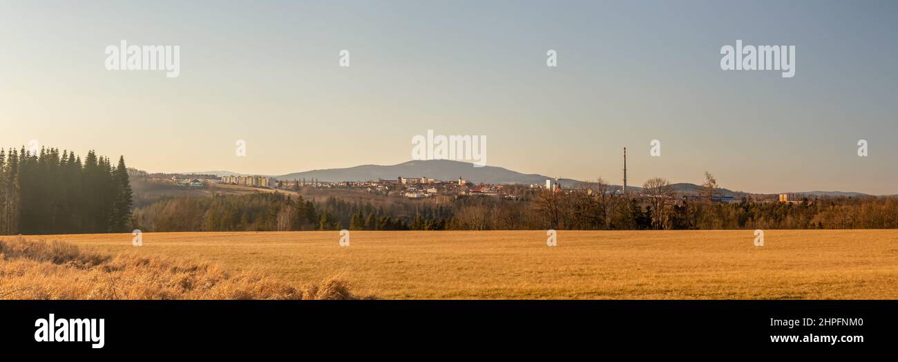 Paysage avec champ, ville, et montagne Klet, République Tchèque, ciel clair Banque D'Images