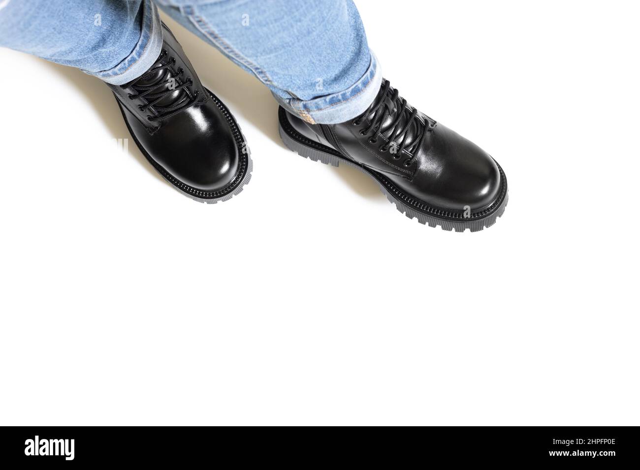 Bottes noires d'hiver isolées pour homme et femme avec pointe ronde