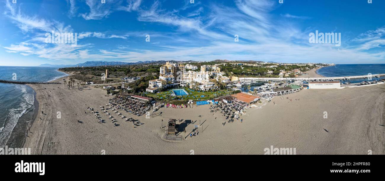 Vue sur les drones au village de Cabopino sur l'Andalousie en Espagne Banque D'Images