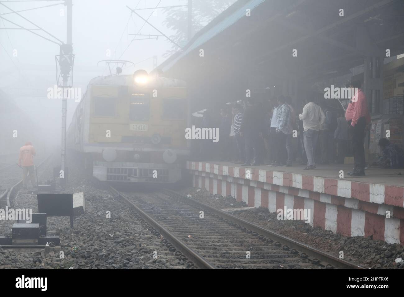 Kolkata, Inde. 21st févr. 2022. Services ferroviaires locaux effectués en raison d'une faible visibilité dans un brouillard dense. (Photo de Dipayan Bose/SOPA Images/Sipa USA) crédit: SIPA USA/Alay Live News Banque D'Images