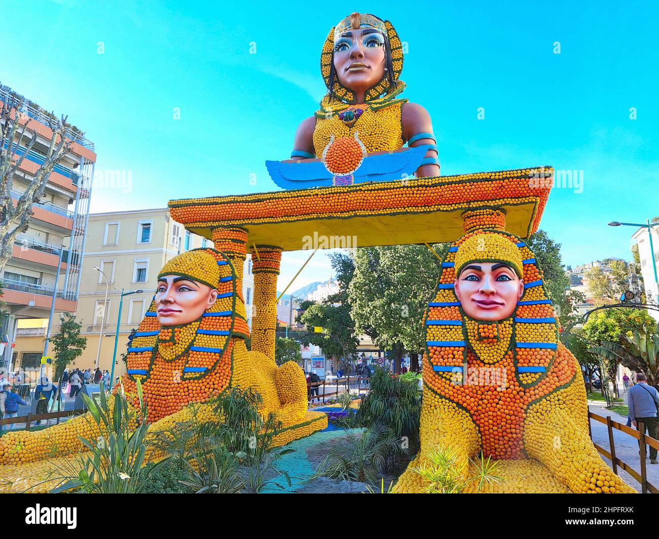Menton, France - 20 février 2022 : Sphinx et Cléopâtre faits de citrons et d'oranges dans la célèbre tête du citron de Menton, France. Le fameux fruit g Banque D'Images