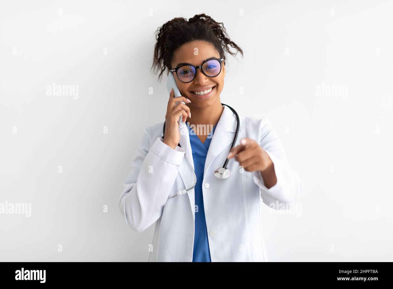 Portrait d'un médecin noir souriant et posant à l'appareil photo Banque D'Images
