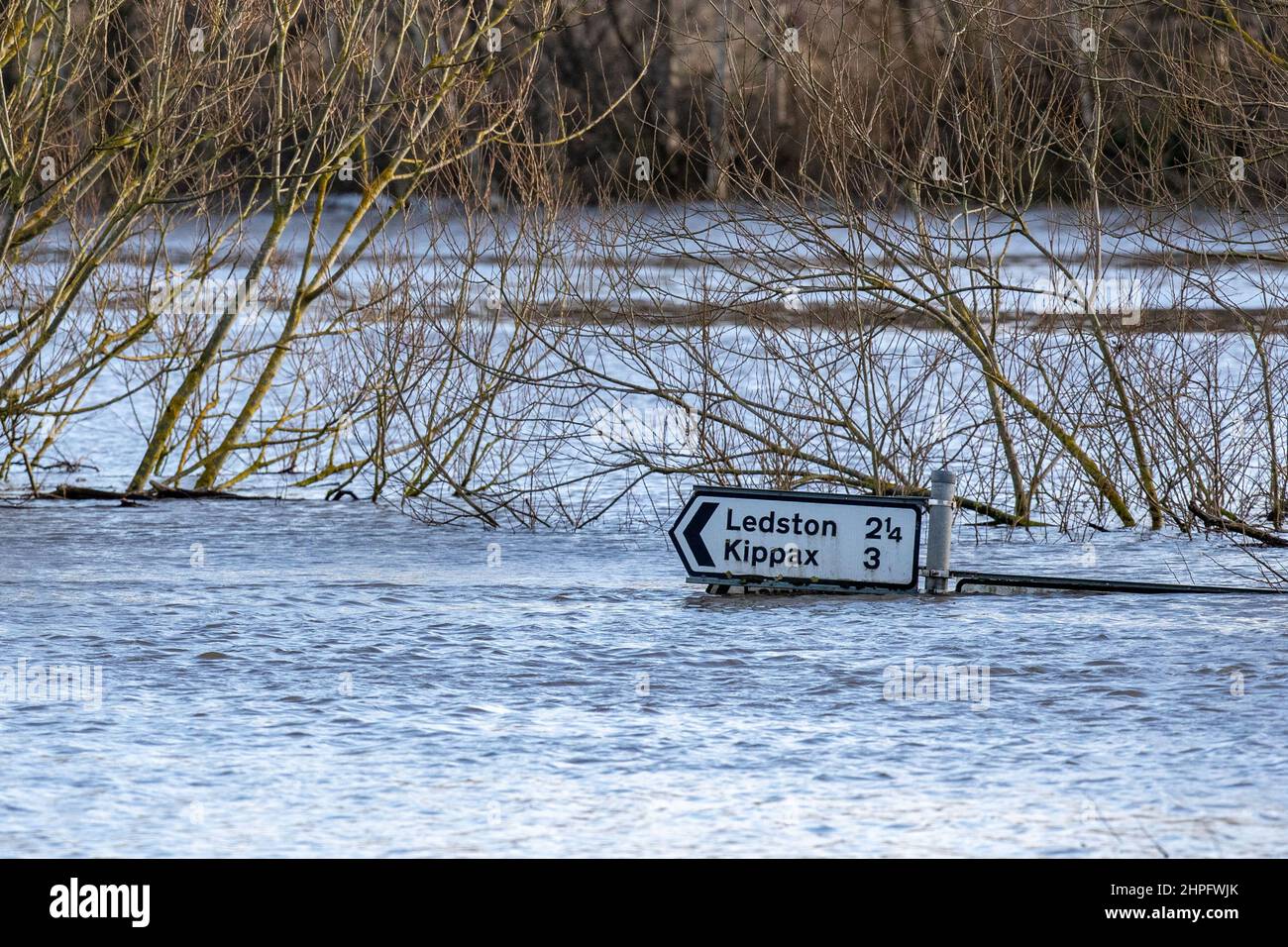 Allerton Bywater, Royaume-Uni. 21st févr. 2022. Un panneau de rue sur Newton Lane près de Fairburn à Leeds après la tempête Franklin a fait éclater la rivière aire au cours du week-end à Allerton Bywater, Royaume-Uni, le 2/21/2022. (Photo de James Heaton/News Images/Sipa USA) crédit: SIPA USA/Alay Live News Banque D'Images