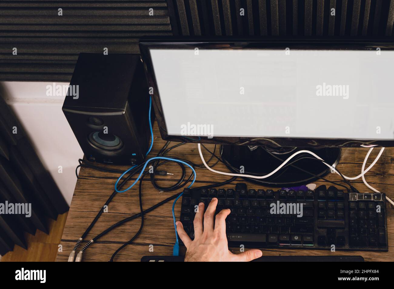 vue de dessus des mains caucasiennes sur un clavier d'ordinateur produisant de la musique dans un studio à la maison, production musicale et concept d'industrie musicale. Banque D'Images