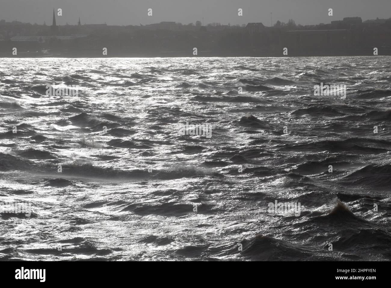 Rivière Mersey à marée haute avec la tempête Eunice qui fait monter des vagues menaçant le transport et la vie. En regardant vers le sud à Birkenhead . Banque D'Images
