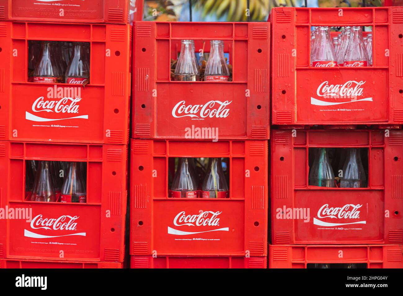 Side, Turquie - 30 janvier 2022 : gros plan des bouteilles de coca cola en verre vides dans des caisses de marque prêtes pour le recyclage Banque D'Images