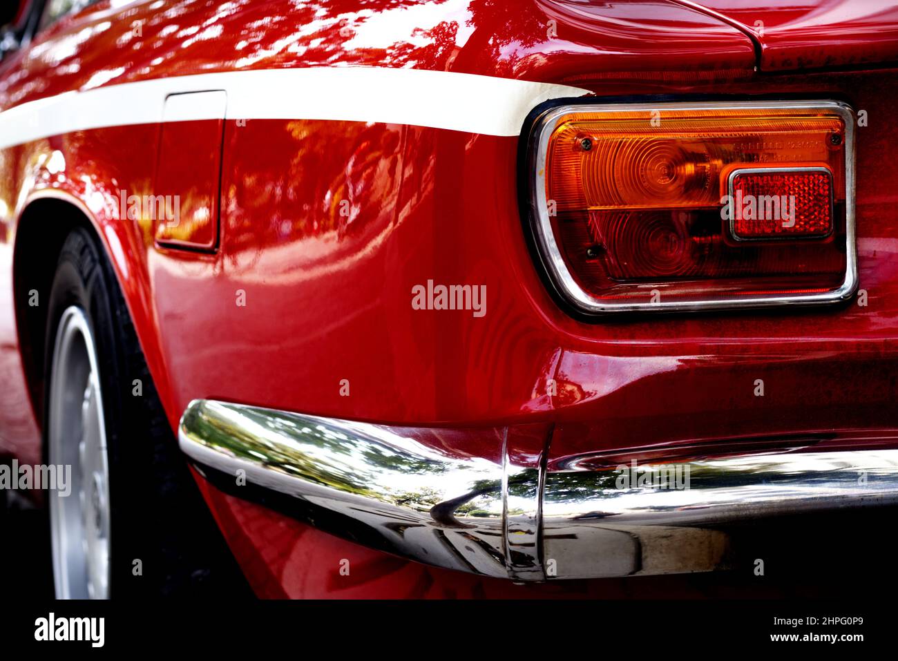 Grado, Italie - 13 octobre 2021: Dos de rouge Alfa Romeo Giulia Sprint GT avec une bande blanche Banque D'Images