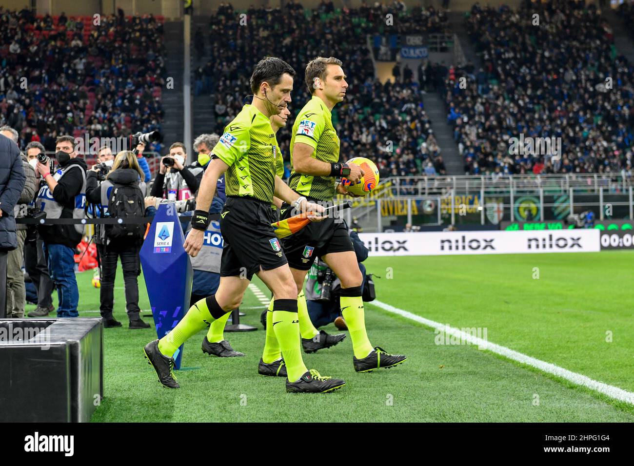 Milan, Italie. 20th févr. 2022. L'arbitre Francesco Fourneau entre sur le terrain avec les hommes de ligne pour la série Un match entre Inter et Sassuolo à Giuseppe Meazza à Milan. (Crédit photo : Gonzales photo/Alamy Live News Banque D'Images