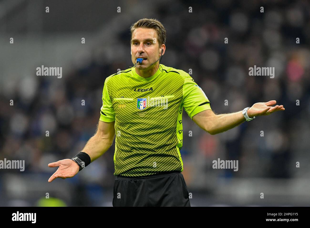 Milan, Italie. 20th févr. 2022. L'arbitre Francesco Fourneau a vu dans la série Un match entre Inter et Sassuolo à Giuseppe Meazza à Milan. (Crédit photo : Gonzales photo/Alamy Live News Banque D'Images