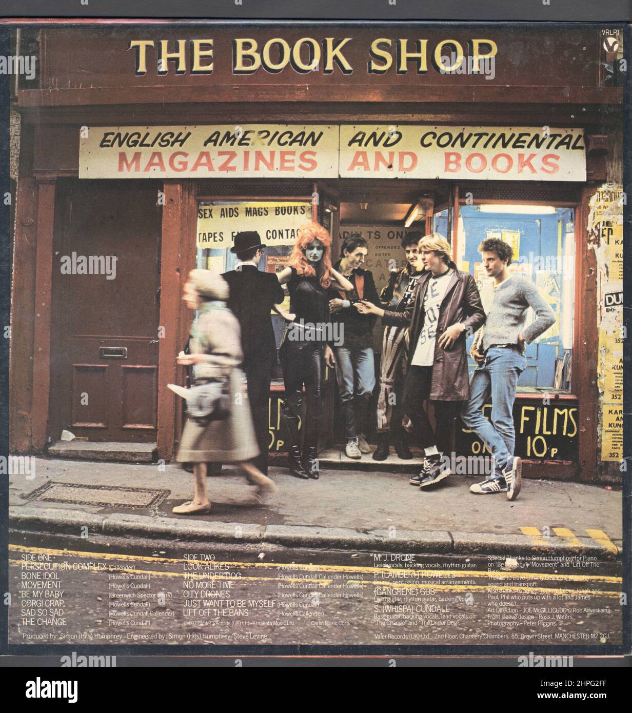 Les drones sont un groupe qui m'a passé même si je vivais à Manchester à l'époque, ils - comme quelques autres - ont piqué de la roche lourde pour punk. Mais j'ai admiré leur pochette d'album avec ce que l'on appelle souvent "la fille bleue", et j'ai surnommé un exemplaire d'un mur exposé dans l'un des magasins de disques locaux. Les détails sont difficiles à obtenir ; les photos avant et arrière étaient de Peter Higgins dont les contributions à enregistrer des couvertures étaient assez limitées, tandis que la conception de la couverture était de Ross J. Waters, son seul manchon punk parmi une sélection de versions de MOR, beaucoup pour la musique pour le plaisir. Banque D'Images