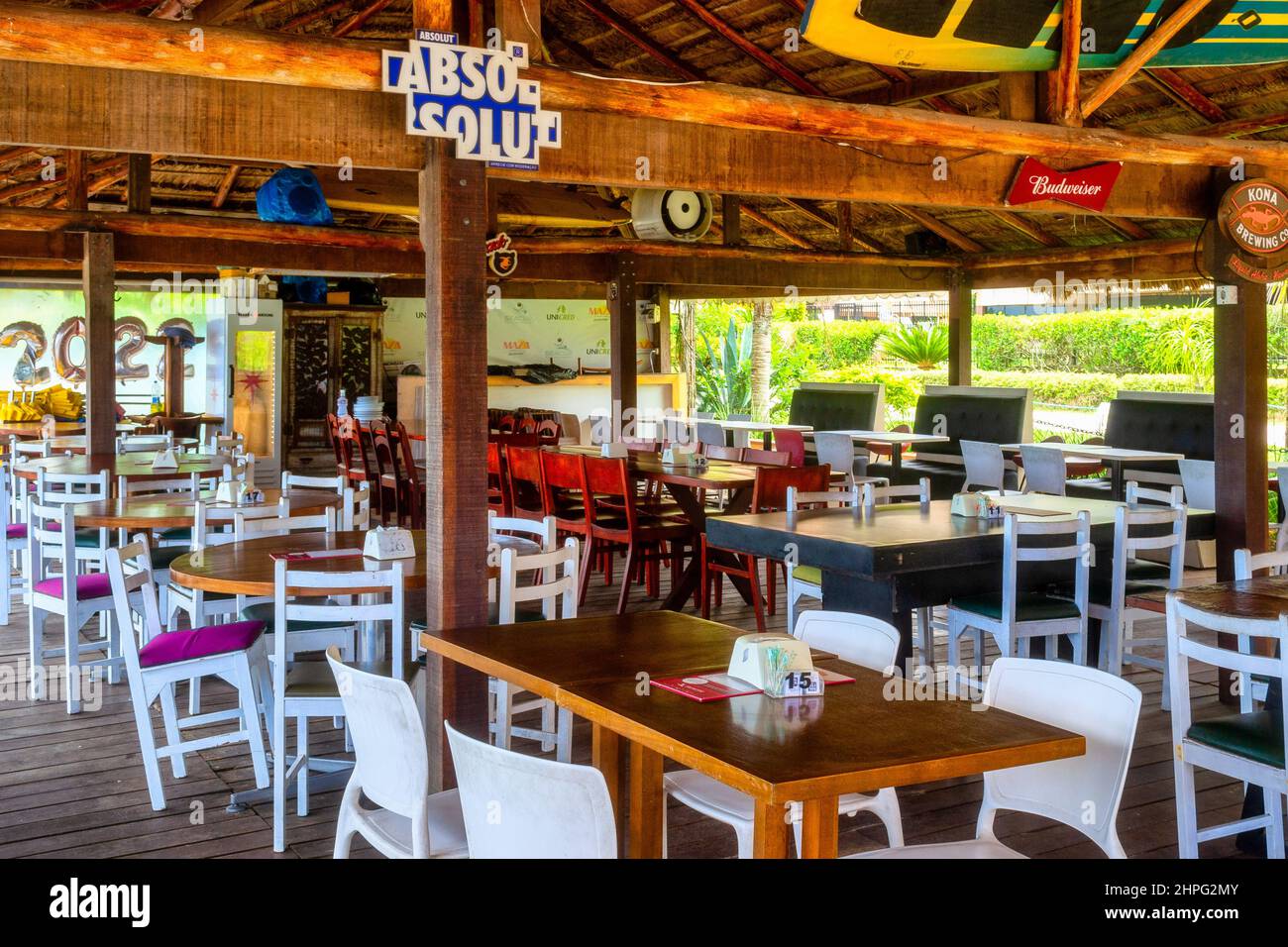 Intérieur d'un restaurant rustique avec tables et chaises. Camboinhas plage si un endroit célèbre et une destination de voyage dans l'État de Rio de Janeiro. Banque D'Images