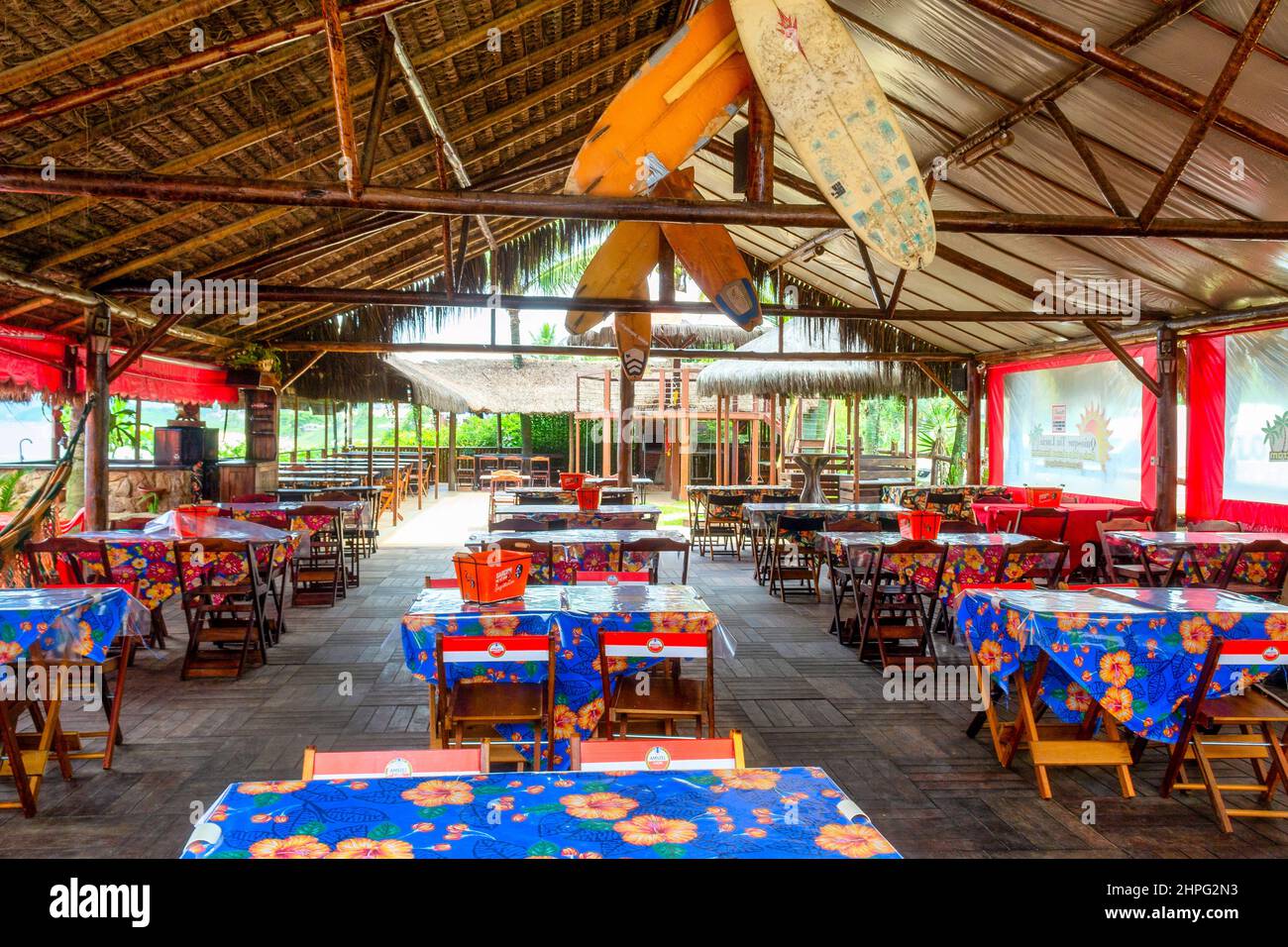 Intérieur d'un restaurant rustique avec tables et chaises. Camboinhas plage si un endroit célèbre et une destination de voyage dans l'État de Rio de Janeiro. Banque D'Images