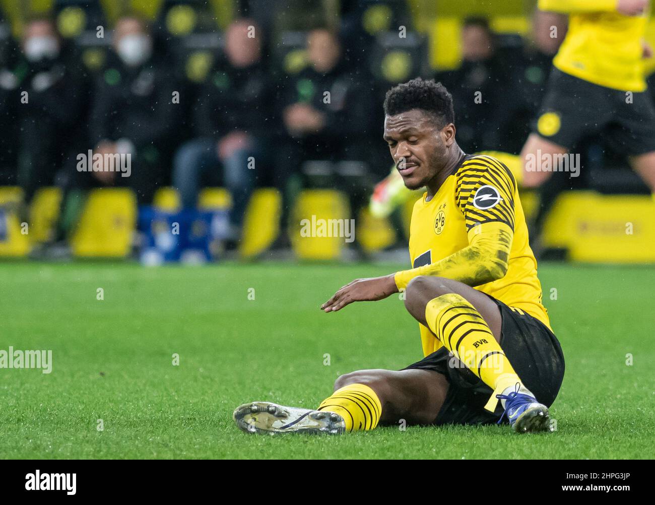 Dortmund, Allemagne, 20 février 2022, Rhénanie-du-Nord-Westphalie, Dortmund : football, Bundesliga, Matchday 23, Borussia Dortmund - Borussia Mönchengladbach, signal Iduna Park: Le défenseur de Dortmund Dan-Axel Zagadou est assis sur le terrain. Il a dû être substitué et sera dehors pendant quelques semaines avec une déchirure de fibre musculaire dans sa cuisse. Photo: Bernd Thissen/dpa - NOTE IMPORTANTE: Conformément aux exigences du DFL Deutsche Fußball Liga et du DFB Deutscher Fußball-Bund, il est interdit d'utiliser ou d'utiliser des photographies prises dans le stade et/ou du match sous forme de séquences d'images et/ou v Banque D'Images