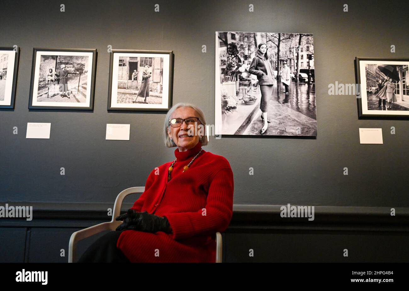 Brighton UK 21st février 2022 - photographe Marilyn Stafford (96) à l'ouverture de son exposition rétrospective « A Life in Photography » au Brighton Museum & Art Gallery . L'exposition du photographe américain né aujourd'hui dans le Sussex, présente l'exposition la plus complète de l'œuvre de photographerÕs à ce jour et provient d'une archive internationale qui couvre quatre décennies et inclut des portraits de célébrités, des défilés de mode, des photographies de rue, des histoires humanitaires et des reportages dans les journaux. : Crédit Simon Dack / Alamy Live News Banque D'Images