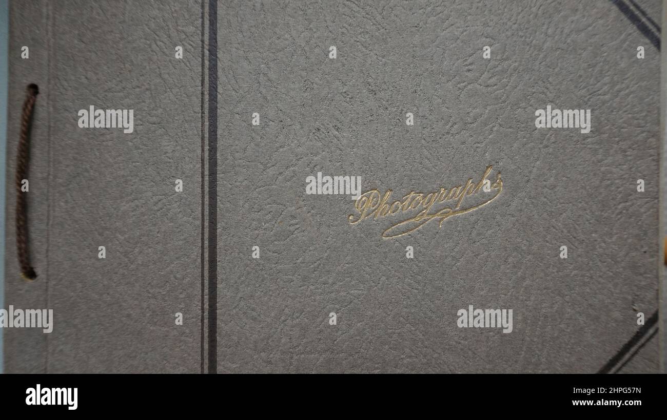 Albums photo vintage, de la trentaine aux années 70. Album auto-adhésif. Étrange peinture rustique sur le devant. Superbe photo de blocage d'or. Banque D'Images