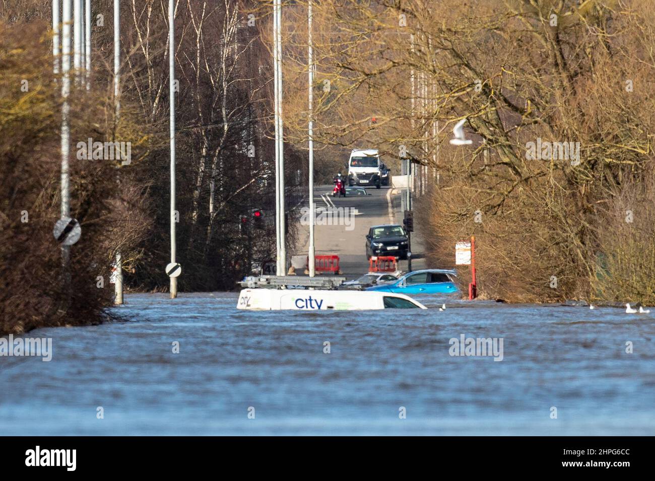 Castleford, Royaume-Uni. 21st févr. 2022. Des véhicules sont abandonnés sur une route inondée Barnsdale, Castleford, après que Storm Franklin ait fait éclater la rivière aire au cours du week-end à Castleford, au Royaume-Uni, le 2/21/2022. (Photo de James Heaton/News Images/Sipa USA) crédit: SIPA USA/Alay Live News Banque D'Images