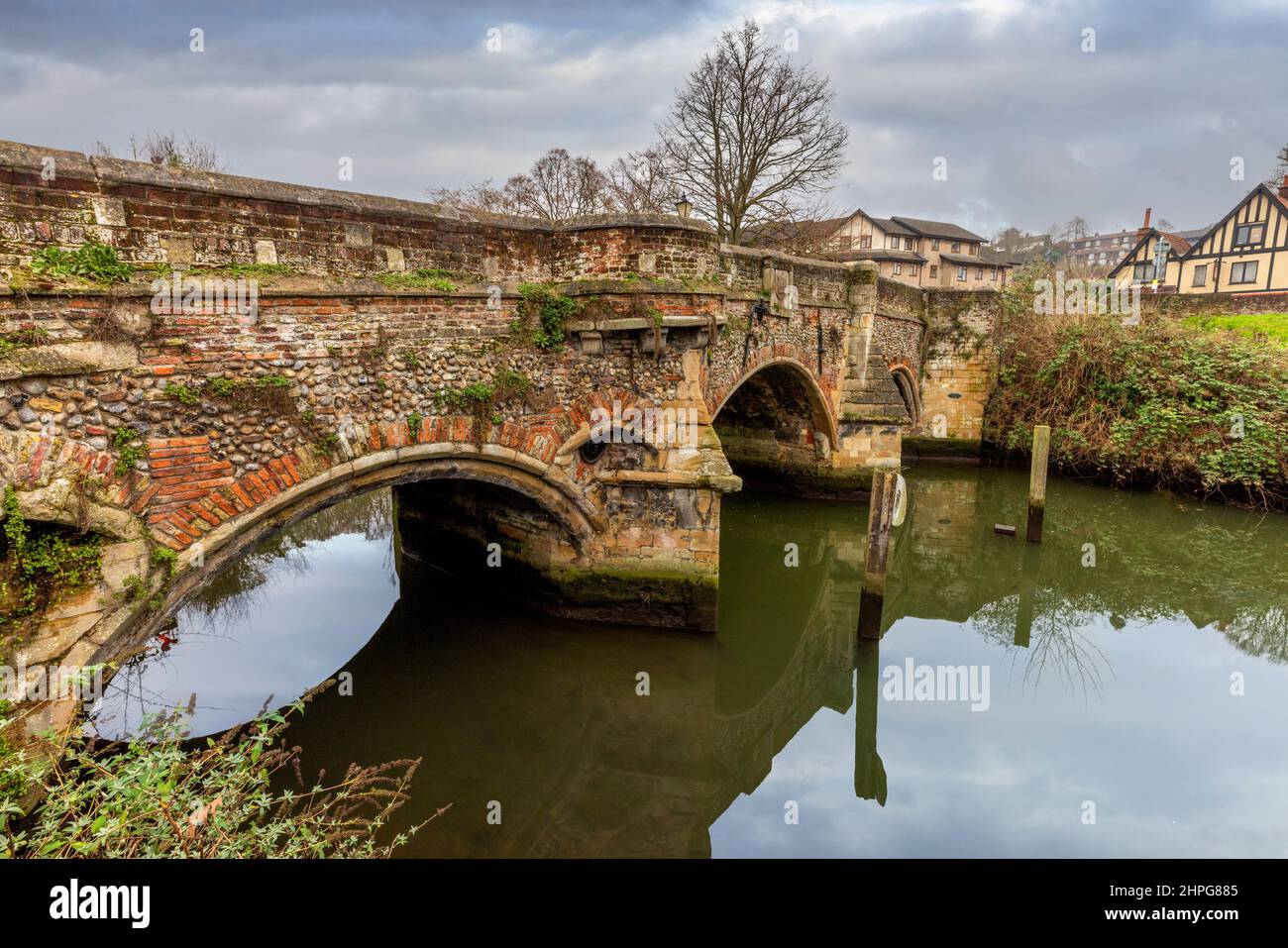 Le pont médiéval Bishop Bridge au-dessus de la rivière Wensum en hiver, ville de Norwich, Norfolk, Angleterre Banque D'Images