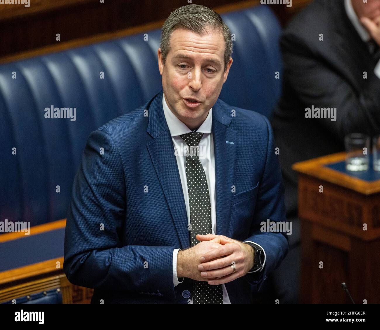 Paul Givan, député provincial du DUP, s'exprimant dans la salle de l'Assemblée de l'Irlande du Nord à Stormont. Des hommages chaleureux ont été rendus de tous les bancs politiques de Stormont à l'homme politique du DUP Christopher Stalford après la mort soudaine du père de quatre enfants de 39 ans le week-end. Date de la photo: Lundi 21 février 2022. Banque D'Images